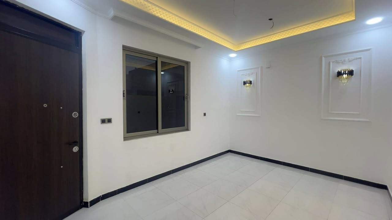 ،،بسم الله الرحمن الرحيم ،،
السعر 195 وبي مجال 

مشتمل ركن مربع على شارع 15 منطقة الخاجية خلف أفران العراق 
المساحة  100 متر
المنطقة فول خدمات 
ماء مجاري كهرباء تبليط حاليا جاي بشتغلون بي 

طابقين 
الطابق الأول غرفة نوم مطبخ حار بارد صالة كبيرة 
 استقبال
منور داخلي صحيات داخلية وخارجية
الطابق الثاني غرفتين نوم
صالة 
و صحيات 
جميع بورسلين البيت اللواح 60*120 نوع هندي
بايات الدرج مرمر 3سم
محجر المنيوم زجاج مقسى 

علما المشتمل مؤسس سبالت دفن
كامرات 📷 
إنترنت 🛜 
الإسلاك الكهربائية نوع فنار السعودي ومواد الماء التركي نوع بلسا والمجاري ألماني 
  شغل درجة اولى بمعنى الكلمة مواد الماء والمجاري والكهرباء درجة اولى مع الضمان
أبواب خارجية قاصة تركي 
ابواب داخلية تركي ارتفاع 240سم 
 شبابيك ألمنيوم سلايت جام 10ملم 

الواجهه لبخ وسقل باستخدام اصباغ الجوتن العالمية ضد الرطوبة ضد التعفن الألوان ثابتة مع التطعيم بالفوم التركي 
 للاستفسار 
***********
***********
#الجميع
