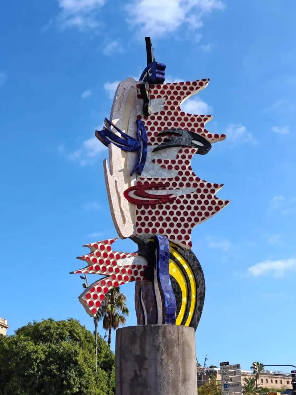 اشوف هواي نشر عن OnePlus 15 وراح اجوابكم 
بعد دمج الخبرات رسمياً مع أوبو (Oppo)، ون بلس ترجع بجهاز يكسر التوقعات، خصوصاً في البطارية وقوة المعالجة.
✨ أهم المواصفات التقنية:
• ⚡ المعالج الأقوى: يأتي بمعالج Snapdragon 8 Elite (Gen 5) بتقنية 3 نانومتر، أداء جبار للألعاب الثقيلة والذكاء الاصطناعي.
• 📸 ثورة الكاميرات (لمسة Oppo): * نظام كاميرات ثلاثي، الكل بدقة 50 ميجابكسل.
• استخدام محرك الصور الجديد DetailMax Engine (بديل هاسلبلاد) لتقديم تفاصيل خرافية بالتعاون مع تقنيات أوبو.
• تصوير فيديو 4K بمعدل 120 إطار بتقنية Dolby Vision.
• 🔋 البطارية الخارقة: قفزة هائلة بسعة 7,300 مللي أمبير (Glacier Battery)، يعني الجهاز ينسيك الشحن ليومين بالاستخدام القوي.
• 🔌 سرعة الشحن: شحن سلكي صاروخي بقوة 120 واط (يشحن 100% خلال أقل من 40 دقيقة) وشحن لاسلكي 50 واط.
• 📱 الشاشة: من نوع LTPO AMOLED بحجم 6.78 إنش، تدعم تردد 165 هرتز (الأسلس في العالم حالياً) وسطوع عالي جداً تحت الشمس.
🛠️ مميزات إضافية:
• النظام: يعمل بواجهة OxygenOS 16 (مبنية على Android 16)، ذكاء اصطناعي متكامل مع Google Gemini.
• المتانة: حاصل على أعلى شهادات مقاومة الماء والغبار IP69K (يتحمل ضغط الماء والحرارة العالية).
• الذاكرة: يتوفر برام يبدأ من 12GB ويصل إلى 16GB، وتخزين يصل لـ 1 تيرابايت.

العلم الجهاز مضلوم اعلام وهواي فدوهات عربي واجنبي تسقط وماتحجي الحقيقه 

جرب بنفسك والسعر بل العراق 950 الف النسخه الصيني 

موجود عد كاكا ميران وشاومي بغداد  اكتب بل الفيس مي بغداد  وشتري منهم 

وموجود هاف فون و موجود برند فون كلهم بل العراق 

وكلشي متوفر عدهم الوسق وحافضات وصيانه


**إذا كنت صاحب هذا الإعلان وتريد حذفه لأي سبب، رجاءا أرسل رسالة إلى الدعم الفني**