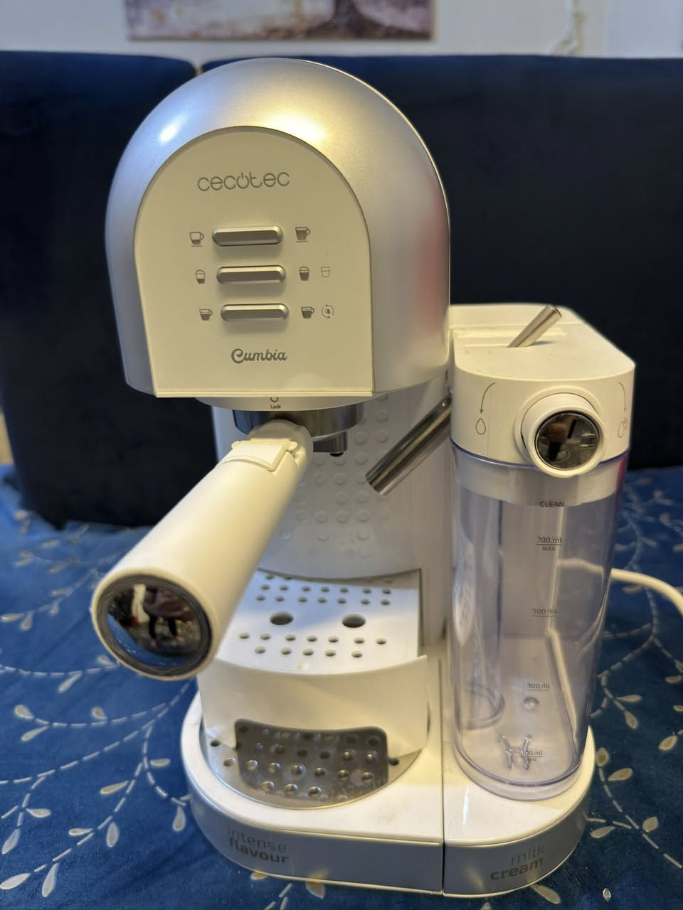 سيكوتك باريستا  اخت الجديد
١٠٠ الف 
الاكسسوارات 
بورتافلتر  مضغوط 
باسكت سنكل 
باسكت دبل 
باسكت كبسولات
ملعقه + تامبر 

☕ المواصفات الرئيسية
الضغط: 20 بار
 يعطي استخلاص قوي ويكوّن طبقة الكريما الجيدة         للإسبريسو.
القدرة الكهربائية: حوالي 1350 واط
تسخين سريع وتحضير القهوة خلال وقت قصير.
نوع القهوة:
قهوة مطحونة
كبسولات ESE Pod (في بعض النسخ)
خزان الماء:
سعة تقريباً 1.5 لتر وقابل للإزالة.
نظام الحليب:
مزودة بـ خزان حليب جانبي مع مقبض للتحكم برغوة الحليب لصنع:
كابتشينو
 لاتيه
لاتيه ماكياتو
أزرار تحضير تلقائي:
فيها برامج جاهزة مثل:
إسبريسو
لونغو
كابتشينو
لاتيه
حامل فلتر معدني (Portafilter):
يقبل فلتر مفرد أو مزدوج.
صينية تنقيط:
قابلة للإزالة للتنظيف.
نظام أمان:
حماية من الحرارة الزائدة وإيقاف تلقائي


**إذا كنت صاحب هذا الإعلان وتريد حذفه لأي سبب، رجاءا أرسل رسالة إلى الدعم الفني**