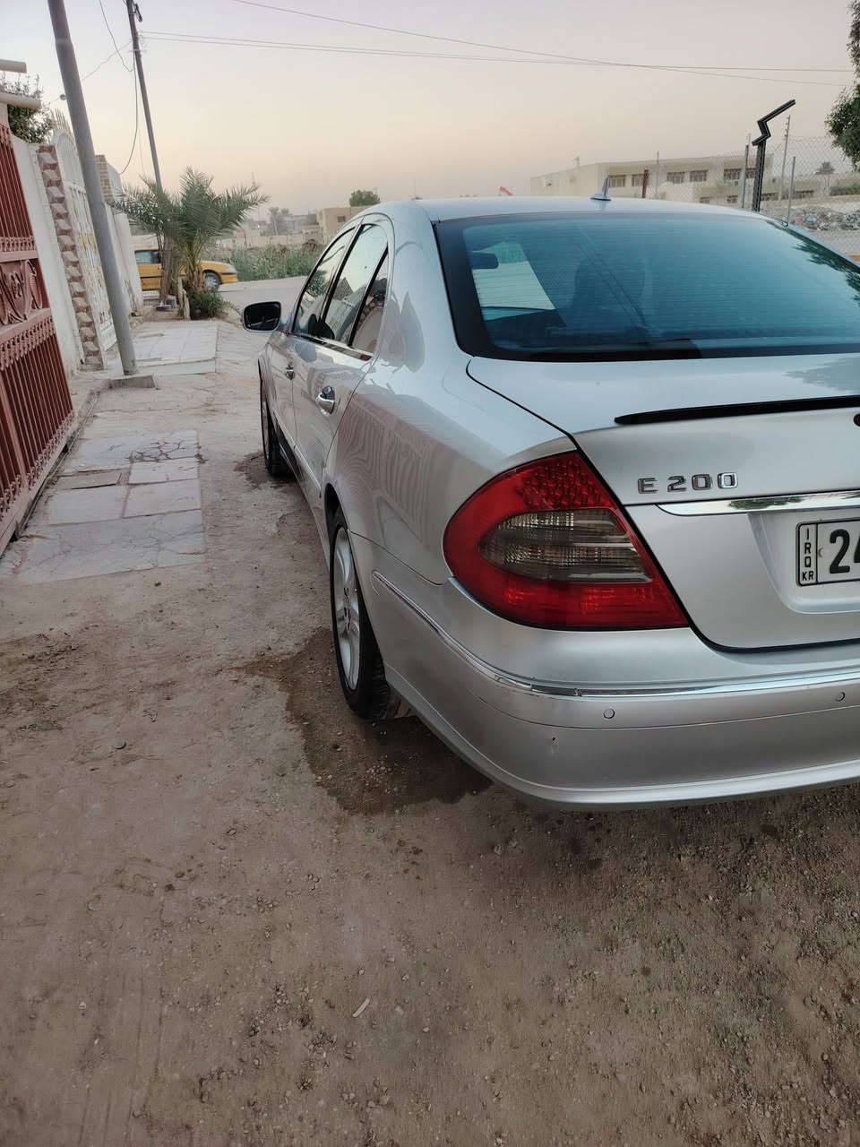 السلام عليكم
‏Mercedes - Benz E 200

(موديل 2008) لون سلفر

اڤنكارد 

وارد يابان 

مكينة 4 سلندر سنكل تيربو 

تو ويل 

المواصفات : 

داخل جلد ومخمل اسود 

رادار امامي خلفي 

لايت زنون 

سلايد روف

سستم صوت كلش حلو وواضح بيها 

كراسي امامي تحكم كهرباء 

تدفئة كشنات 

قطعتين تبريد 

تبريد الامامي منفصل 

فول تحكم ستيرن 

شاشة اعطال 

وبعد بيها هواية مواصفات معروفه

ماشية ٢٥٨ الف كيلو 

سياره بلادية ومابيها اي نقص 

تخم تاير وباتري جديد ومنظومة تبريد كلها جديدة  عبوتين فيت بمب

سستم كامرات شاشه

رقم شمالي بأسمي
*********** 

السعر ١٢٥
