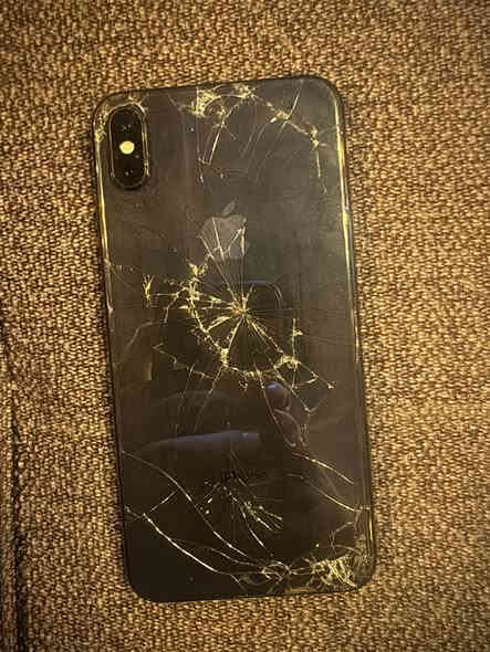 سلام عليكم شباب ايفون اكس ماكس البيع ذاكرة 256بطارية 81لا مبدلة ولا شي نموذج Mبس هاذة الكسر الي بل ضهر جهاز وتر لا مفتوح ولا هاي متواجد فيس وتساب ***********السعر 250وبي مجال
