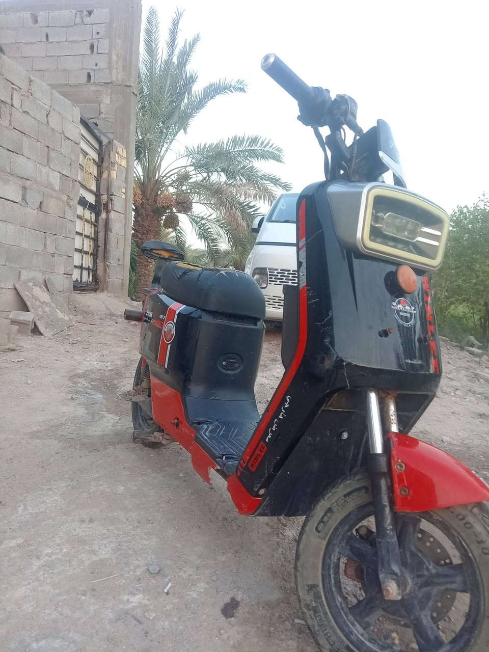 دراجه شحن R7 مديل 2024 نضافة الدراجه مثل بالصوره بيها شاشه دجتال موجده بصمه وسويج الدراجه شغاله لايت عالي ناصي اشاير يمنه يسره بيها رباعيه ونشره بيها جهاز إنذار ضد السرقه بيها نظام البك R   بريكات دسك امامي وخلفي
 نقصها فقط بطاريات سعرها 130 الف وبيها مجال بسيط ***********
