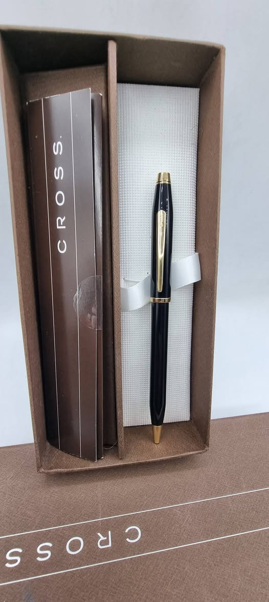 تحية طيبة  ،،،
#قلم_جاف_كروس_سينشري #CROSS  
             الصنع: ايرلند #اصلي  ، MADE IN  IRELAND  ، 
        #جديد غير مستخدم  ، لون اسود #لامع اصدار كلاسك  ، 
             مصنوع من #الحجر_اسود_لامع / طلاء ذهب  ، 
السعر : 85 الف  ، 
يوجد توصيل  .


**إذا كنت صاحب هذا الإعلان وتريد حذفه لأي سبب، رجاءا أرسل رسالة إلى الدعم الفني**