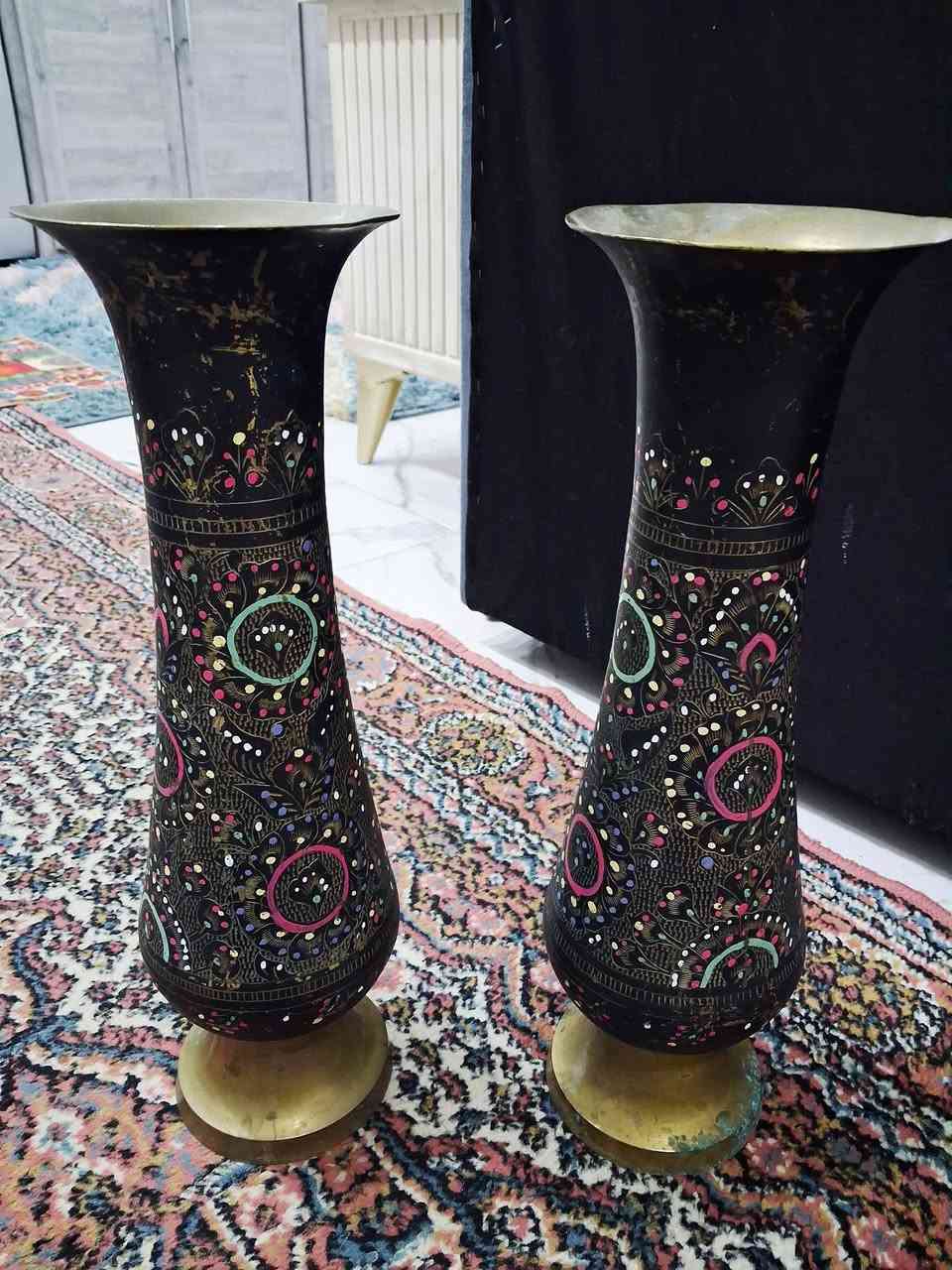 قطعتين فازات نحاس تراثية فخمة ✨
شغل قديم مزخرف يدوي بنقش ملوّن مميز يعطي حضور قوي في الديكور.

الارتفاع: ٤١ سم لكل قطعة
حالة ممتازة ومناسبة للعرض أو للاستخدام كقطعة ديكور ملفتة.

متوفرة كزوج — مناسبة للمجالس والبيوت بطابع كلاسيكي أنيق.
الوحدة ب١٤ الدينار والثنتين ب٢٤ دينار 
متوفر خدمة توصيل


**إذا كنت صاحب هذا الإعلان وتريد حذفه لأي سبب، رجاءا أرسل رسالة إلى الدعم الفني**