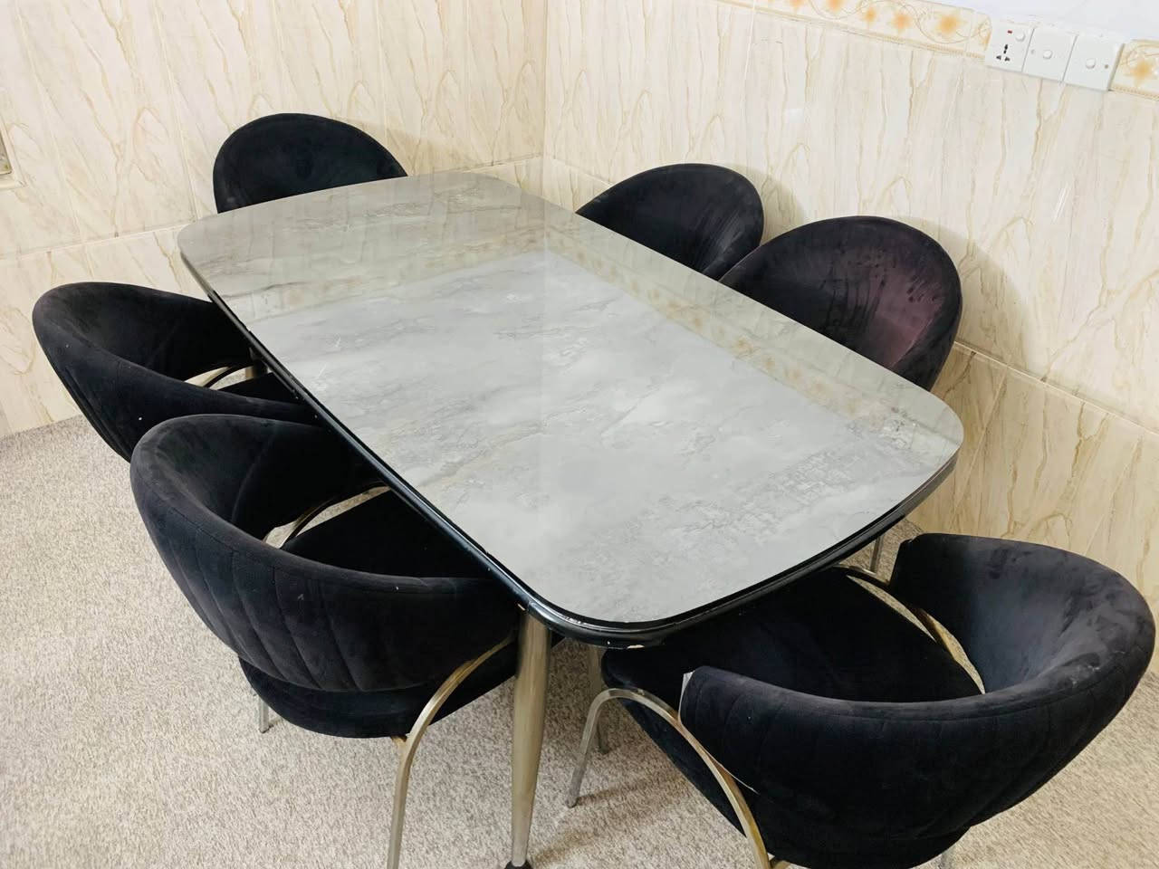 🍽️ تاقم مێز و ٦ کورسی نانخواردنی شیک (بۆ فرۆشتن)
تاقمێکی زۆر جوان و مۆدێرن بۆ فرۆشتن، دیزاینێکی تایبەتی هەیە کە لەگەڵ هەموو ماڵێک دەگونجێت.
وردەکاری تاقمەکە:
• 🪑 کورسییەکان: ٦ کورسی قوماشی ڕەش، زۆر ئاسوودە و خاوێن (وەک نوێ دیارن).
• ✨ مێزەکە: سەری دارە بە نەخشی مەڕمەڕی خۆڵەمێشی، شێوازێکی زۆر سەرنجڕاکێشی هەیە.
• ✅ دۆخی گشتی: مێزەکە دەستی دووە و نیشانەی بەکارهێنانی سروشتی پێوەیە (وەک هەر مێزێکی دەستی دوو)، بەڵام زۆر ڕێکە و هیچ کێشەیەکی لە بەکارهێناندا نییە.
• 🚚 دیاری ئێمە: گەیاندن (Delivery) بەخۆڕاییە تەنها بۆ ناو شاری هەولێر.
💰 نرخ: [٢٠٠هەزار] (کەمێک مەجالیشی تێدایە بۆ کڕیاری ڕاستەقینە).
📍 ناونیشان: هەولێر.
📞 بۆ پەیوەندی: [***********] أربيل, العراق
