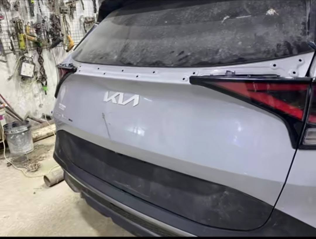 السلام عليكم
 للبيع فقط بدون مراوس 
وارد امريكي 
Kia sportage xpro 2024   لون سمنتي تو كلر
 
حادثه القبق جنطه بارد وتكحيل 
بدون ايرباك 
فول مواصفات بانورما تدفئة بلكشنات وبلستيرن تايرات جبلية 
ماشيه ٥٠ الف مايل مشي امريكا 
بدون رقم تترقم جميع المحافضات 
مكان السيارة بغداد
للاستفسار اكثر الاتصال او واتسال ***********

