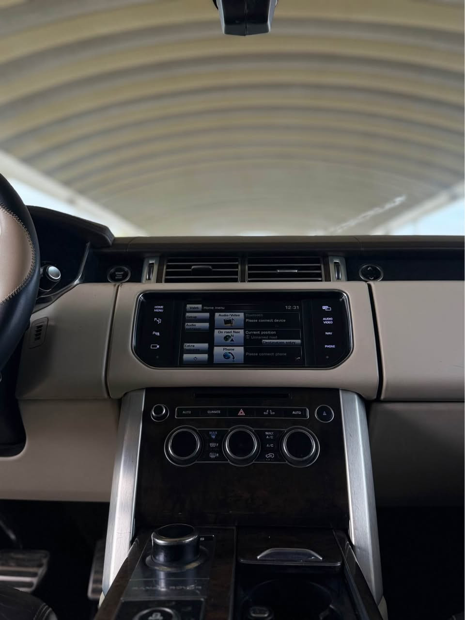 السلام عليكم 
للبيع رانج روفر فوج 2014 محدث 20 فقط دعاميات ومازدات بدون صبغ وكالة سردار ضمان 
ماشيه 140 الف 
كفاله عامه عده دعاميات الباقي كله مكفول 
لابارد لاتبديل 
السياره جديده صدر كله جديد مبدله قبل اسبوع
تخم تاير 
كير ومحرك كفاله ما مفتوحات شرط 
المواصفات 
.داخل قهوائي
.هيتر ستيرن 
.شفتات ستيرن 
.رادار 
.محرك 8 سلندر
.كشنات كهرباء
.خزن ميموري
.لايت زينون 5 عدسات
.ابواب شفط
.دوسات كهرباء
.يدات بصمه 
.جكات 
.مودات قياده
.السيارة فول 1/1
السعر مناسب اتصل ودلل
*********** 
العنوان بغداد بغداد, العراق
