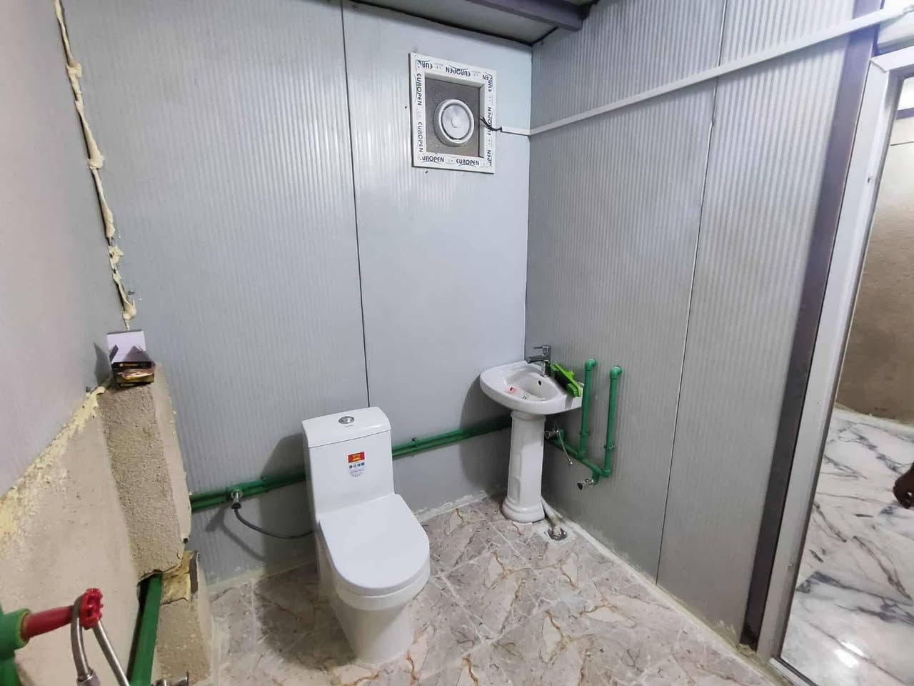 متوفر للأيجار مشتمل طابق ثاني  غرفه وصاله ومطبخ وحمام  درج خارجي  لعائله صغيره قرب حي التراث  شارع 40  مربع 2000 خلف اسواق اليره  ***********
