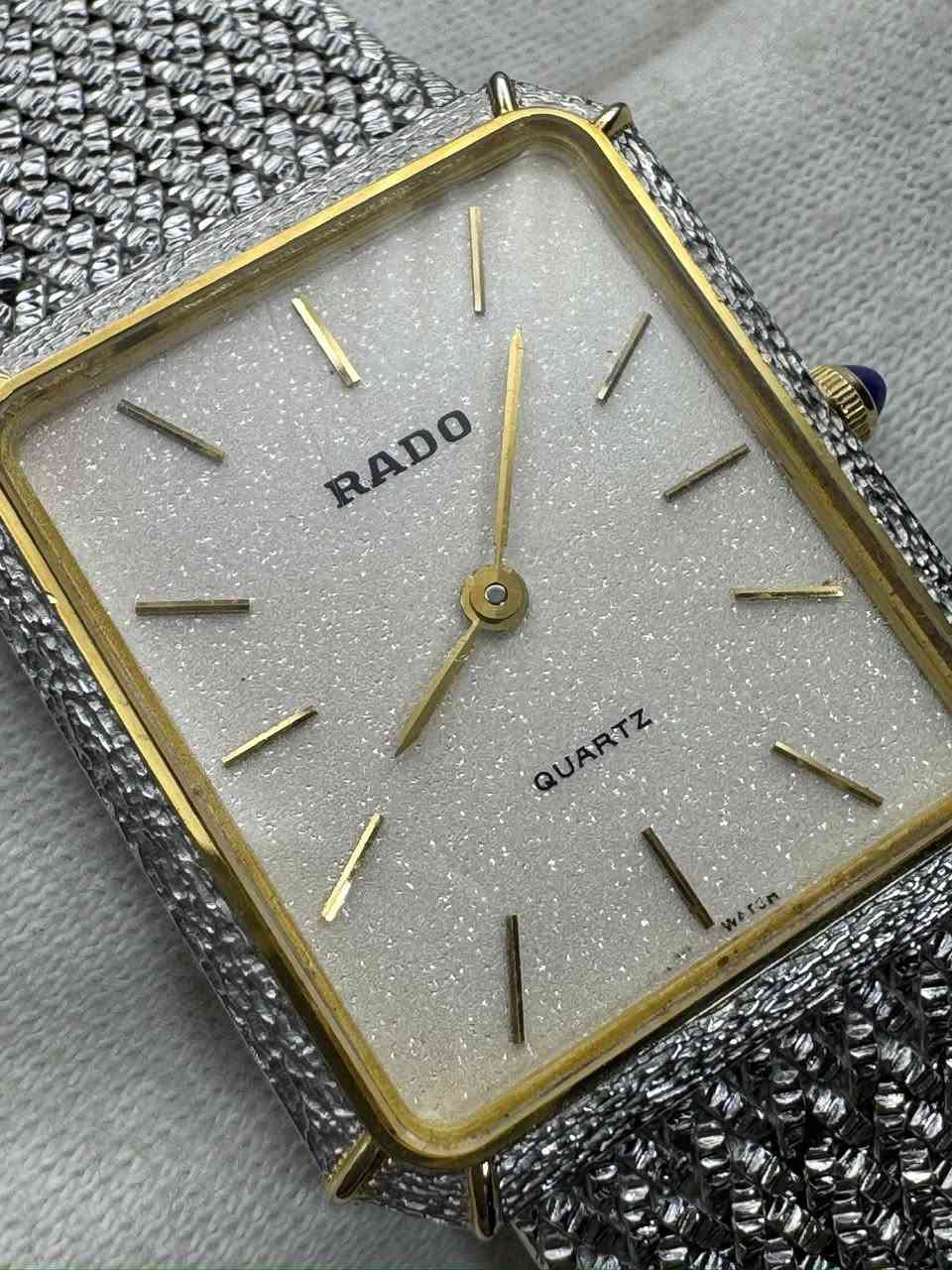 RADO ELEGANCE 1970s
أجمل إصدارات الأنيقة السويسرية رادو إليكانس قطعة متحفية مخزنة من سبعينات القرن الماضي بنسبة نظافة ممتازة كالجديد بدون علبة (ساعة فقط)
- القطر 30*26 (رسمي بإمتياز)
- السير حصيرة
- المينا المميزة من (الياقوت)
- زمبلك ياقوت
- طلاء ذهب أبيض بالكامل
للإستفسار مراسلة الصفحة ، يوجد توصيل الى جميع محافظات العراق
(نتعامل بالساعات الأصلية فقط)


**إذا كنت صاحب هذا الإعلان وتريد حذفه لأي سبب، رجاءا أرسل رسالة إلى الدعم الفني**
