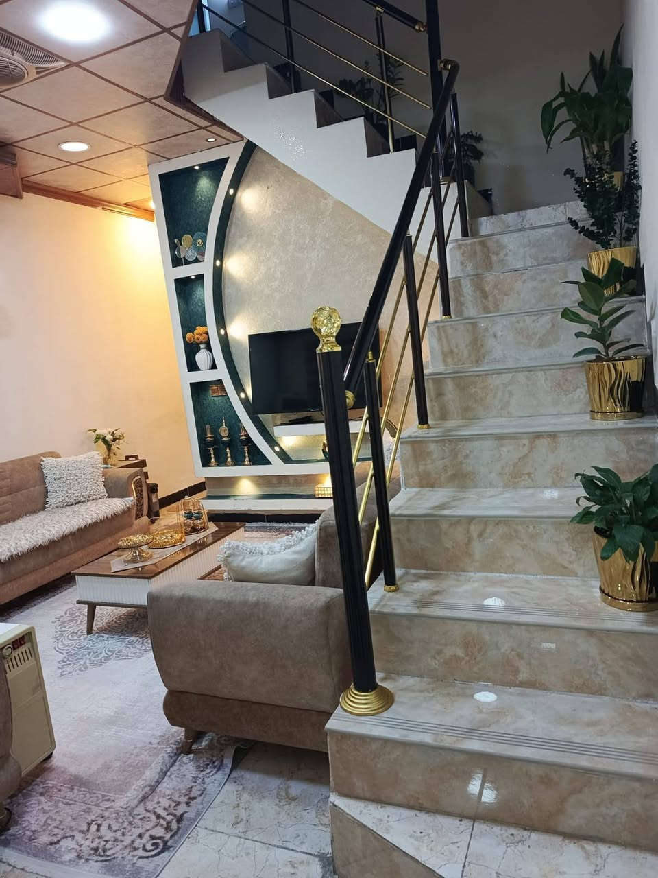 دار للبيع حي الواسطي خلف مول حجي زياد 100م طابقين 5*20 طابق الاول كراج استقبال مطبخ هول مجمع صحيات 

طابق ثاني هول مجمع صحيات غرفتين نوم 

للاستفسار ***********
