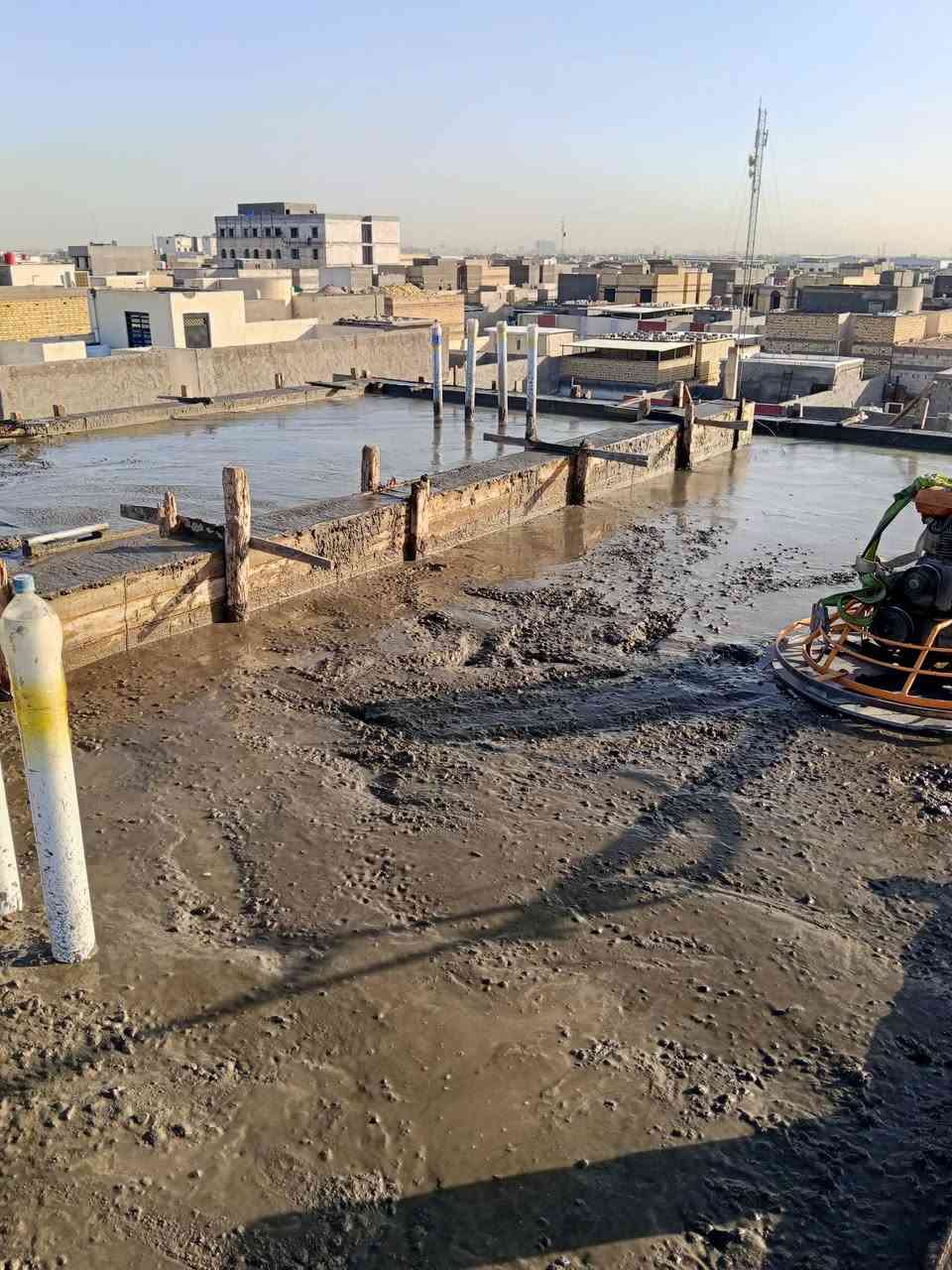 تم بفضل الله تعالى وبركاته صب سطح بيتونه مساحته 65 متر في حي بغداد والتوفيق للجميع ان شاء الله اخوكم احمد النجار لجميع اعمال النجاره والتسليح والصب ***********
