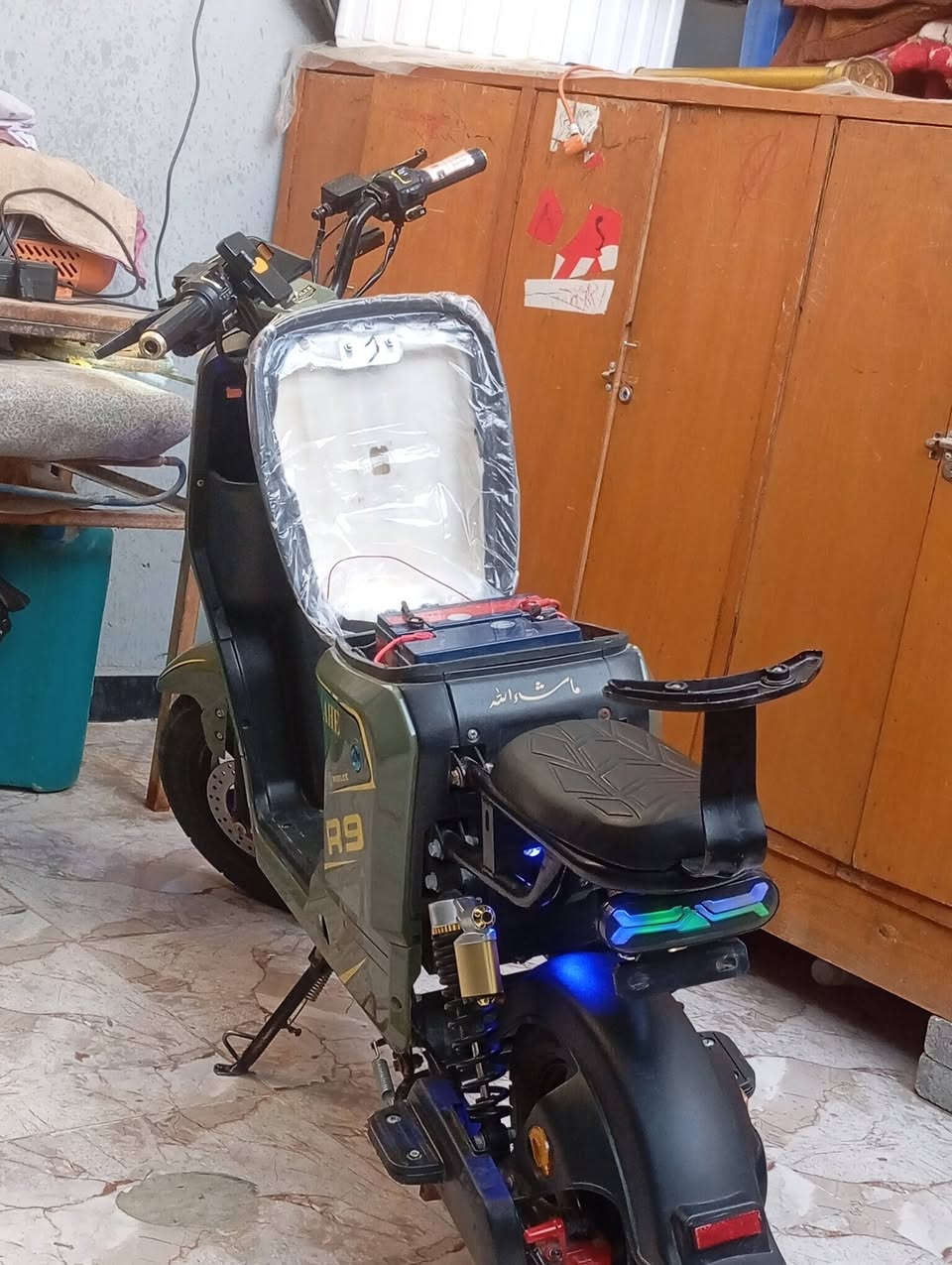 السلام عليكم دراجه للبيع ار 9 موديل 2025 بسرعه 109 حقيقي 80 ملف 1500 فقط بس الحساسل واقف تخم تاير بطاريات 22 امبير فقط بس واحده مبدله 32 امبير والمواصفات دراجه سعرها 300 قفل قفل قفل دراجه ما متعوبه وقف بيها الحساس مالها مال ملف عنواني بصره الزبير ***********
