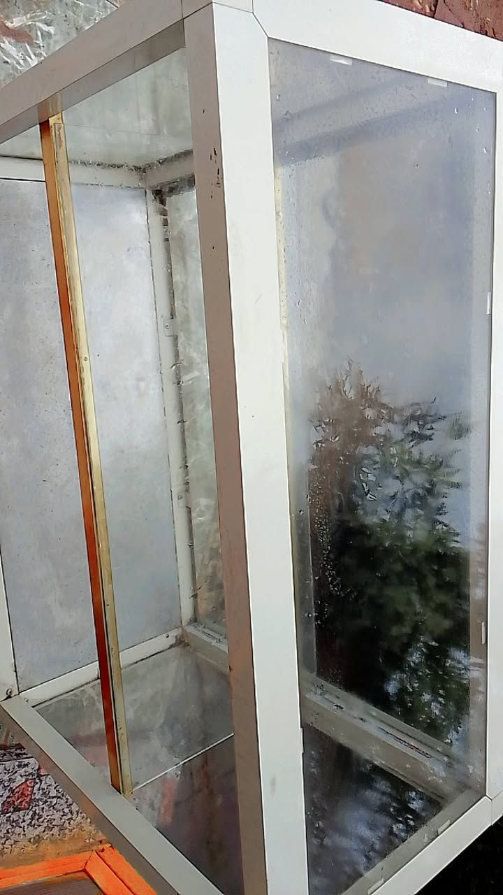 فاترينا المنيوم نظيفة جداً 
الطول متر 
طابقين
السعر 65 الف
المكان المقدادية
اتصال او واتساب ***********
