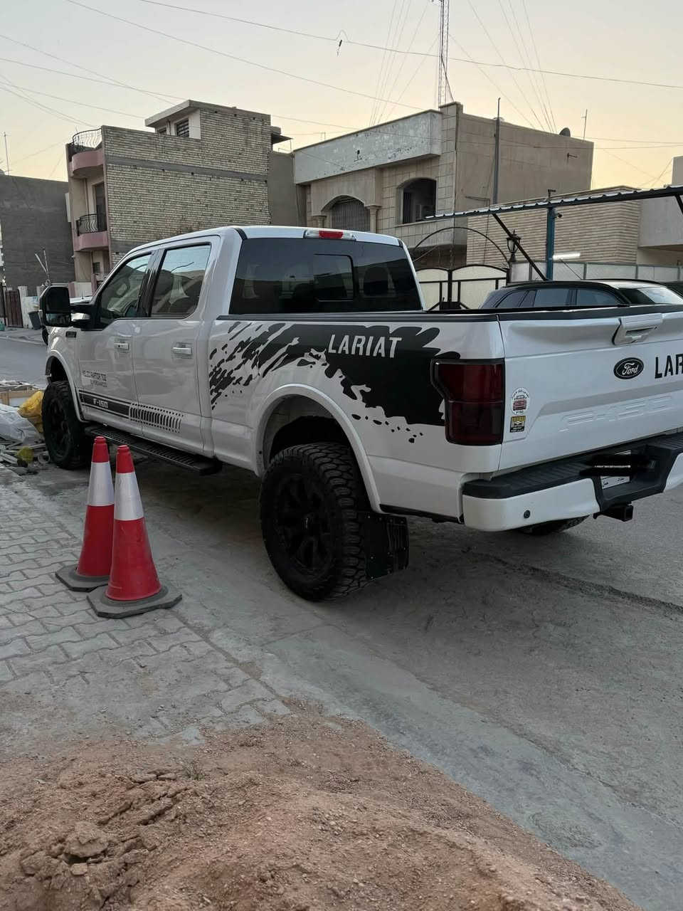 السلام عليكم. موديل 2019 ماشيه 31الف كيلو فول بانوراما مزود مرفع من امريكا مراوس بهايلوكس ***********
