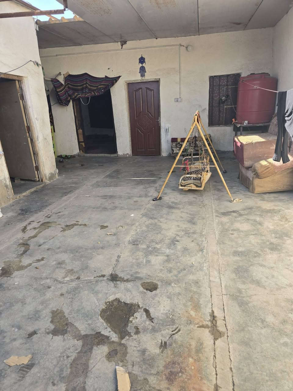 السلام عليكم 
بيت تجاوز للبيع تابع لبلديه رقم ومعامله بسمي الموقع التنومه شارع النفوس على شارع 
البيت يتكون من غرفتين كبار + هول + ديوانيه + مشتملات + كراج  مساحت البيت 200م السعر 30 وبي مجال مع البيت مقطوه ماء الحجم 2 طن مع سبالت العدد 2 واحد طنين جديد وثاني طن ونص هم جديد كامل البيت الستفسار تصال على الرقم ***********
