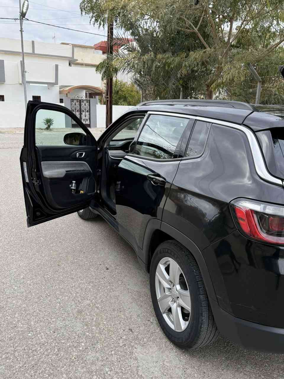 سلام عليكم. جيب كومباس موديل 2022.          ماشي 70 الف
الضرر بس البونيد المواصفات. فول عدا السلايد 
كشن كهرباء 
كشن هيتر 
رقم دهوك شرط التحويل. 
السعر 145 بي مجال 
مكان السياره كركوك. 
***********
