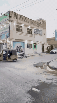 سلام عليكم  / بنايه للبيع مساحه 80 م تحتوي على صالون نسائي وشقه طابق ثاني واجهه 5 ونصف ونزال 12 ركن على شارعين خلف مول العائله السعر 135 وقابل للتفاوض الاستفسار على الأرقام *********** /***********
