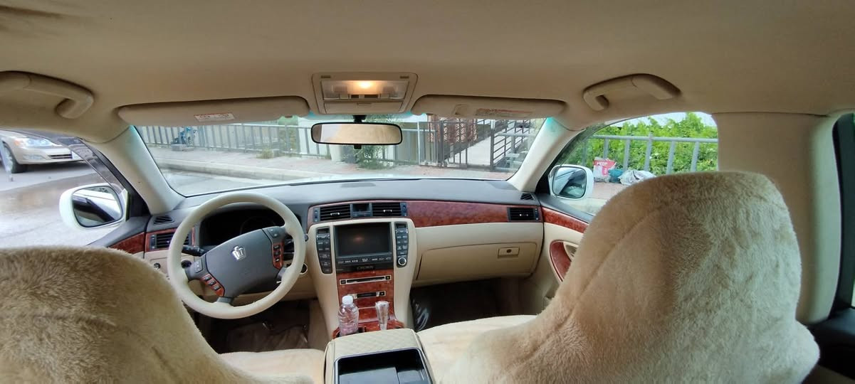ڕۆیاڵ 2005 بڕاوە
182 گەورە بەگەورە بێ دووکەڵ 
کامل مەسرەفی کراوە
جامی هەڵ گیراوە
شوێن بڕاوە دوراوەتەوە کامل پارچەی لێ دراوە 
یەک گڵۆپی شاشەی ئیش ناکات 
برێک بەستراوە 
ڕۆنی گیێڕوو مەکینە گۆڕاوە
چوار تایەو ویلی نەوتی تازەی لەژێرە 
بلوتوس بیلادی بۆ بەستراوە 
٣ دوگمەی پەردەو ڕادارە ناو زەرد 
ساجی نەشکاوە
حماموو پۆڵیش کراوە
دەعامی بۆ دەعامی بەشەرت 
شوێن قەڵادزە
***********
***********
