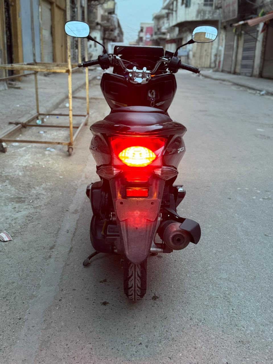 للبيع دراجه pcx مكينه 150 ياباني الاصلي نوزل خطين ستان كهربائي حساس ازدحام دراجه جديده  حساس شلعه معدل خير من الله دراجه تتعب تكول جديده مال جناي  مكان بغداد الكرخ السعر مليون و 350 وبيهه مجال والاستفسار***********
