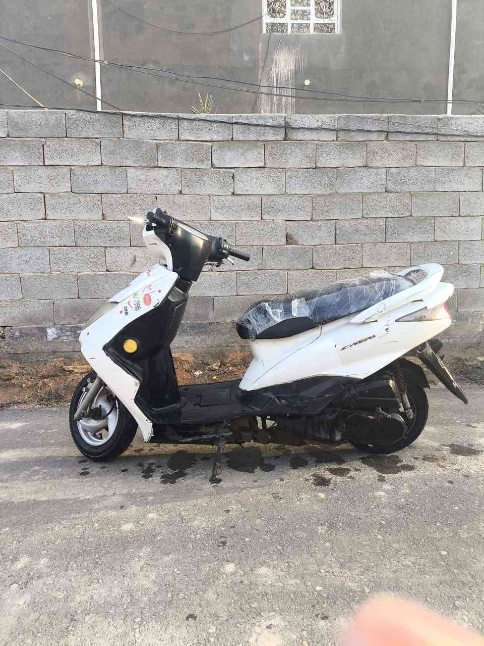 سلام عليكم دراجه سكنس ياباني ما ناقصة شي مكينه مفتوحه كهربائيات شغاله كله الخاص مغلق راسلني واتساب او اتصال ع الرقم ***********
مكان سماوه وركاء 
السعر ٤٠٠ وبيه مجال قليل

(بيع او مراوس)
