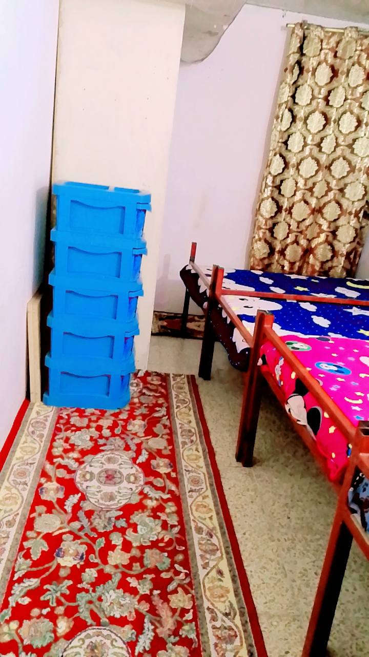 بيت تجاوز للبيع مساحة 100متر بي غرفتين وصالة ومطبخ وحمام وتواليت وترك وطرمة صغيرة المكان منطقت المعالف بير عليوي  قرب مدرسة أكد الاستفسار علرقم***********
