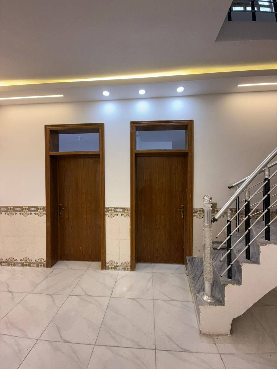 بيت للبيع العنوان كربلاء طوريج حي الجمعيه شارع هيله بنت الكاظم عرض الشارع 11 متر مساحه البيت 175 متر ***********
