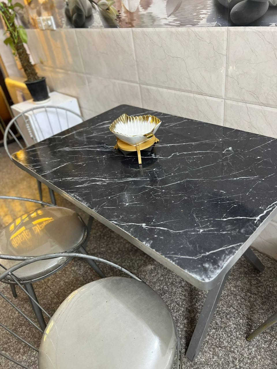 من رخصة الأدمن ميز مطبخ مرمر  و ٤ كراسي للبيع .. ايضا ميز مطبخ للبيع وبأسعار مناسبه الأتصال على الماسنجر او بالرقم  *********** بي واتس اب المكان .. الأول حي العامل والثاني كراده داخل
