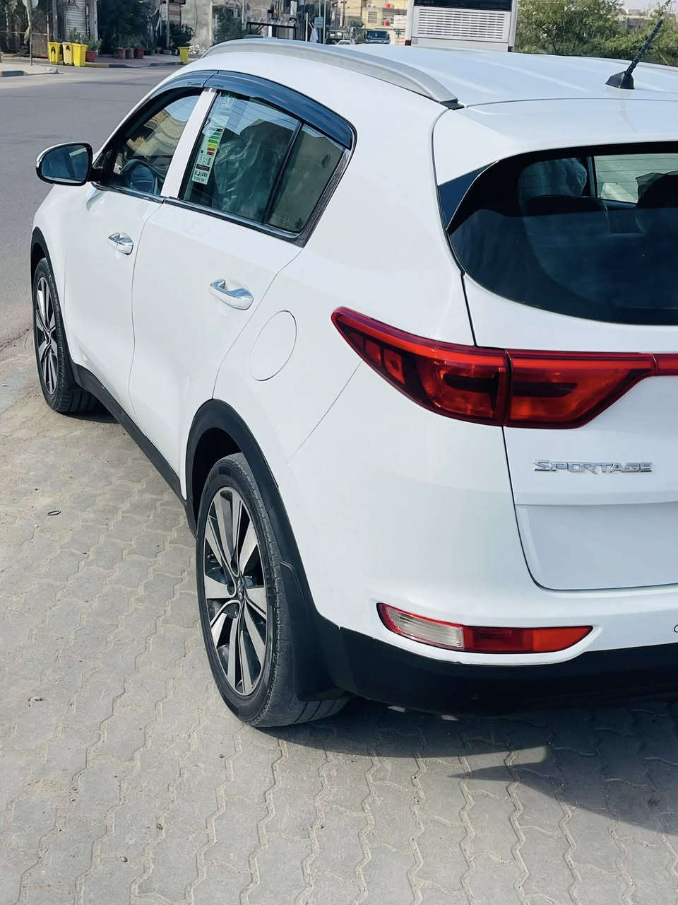 السلام عليكم

كيا سبورتج وارد خليجي موديل 2017

مكينه 2000رقم بصرة 

سياره جاهزه حداديه وتخم 

تاير وتبريد وگير كله جاهز 

بيه أماكن صبغ غير مكفول 

السعر 137 مراوس أو بيع 

مكان بصرة ياسين خريبط 

الرقم ***********
