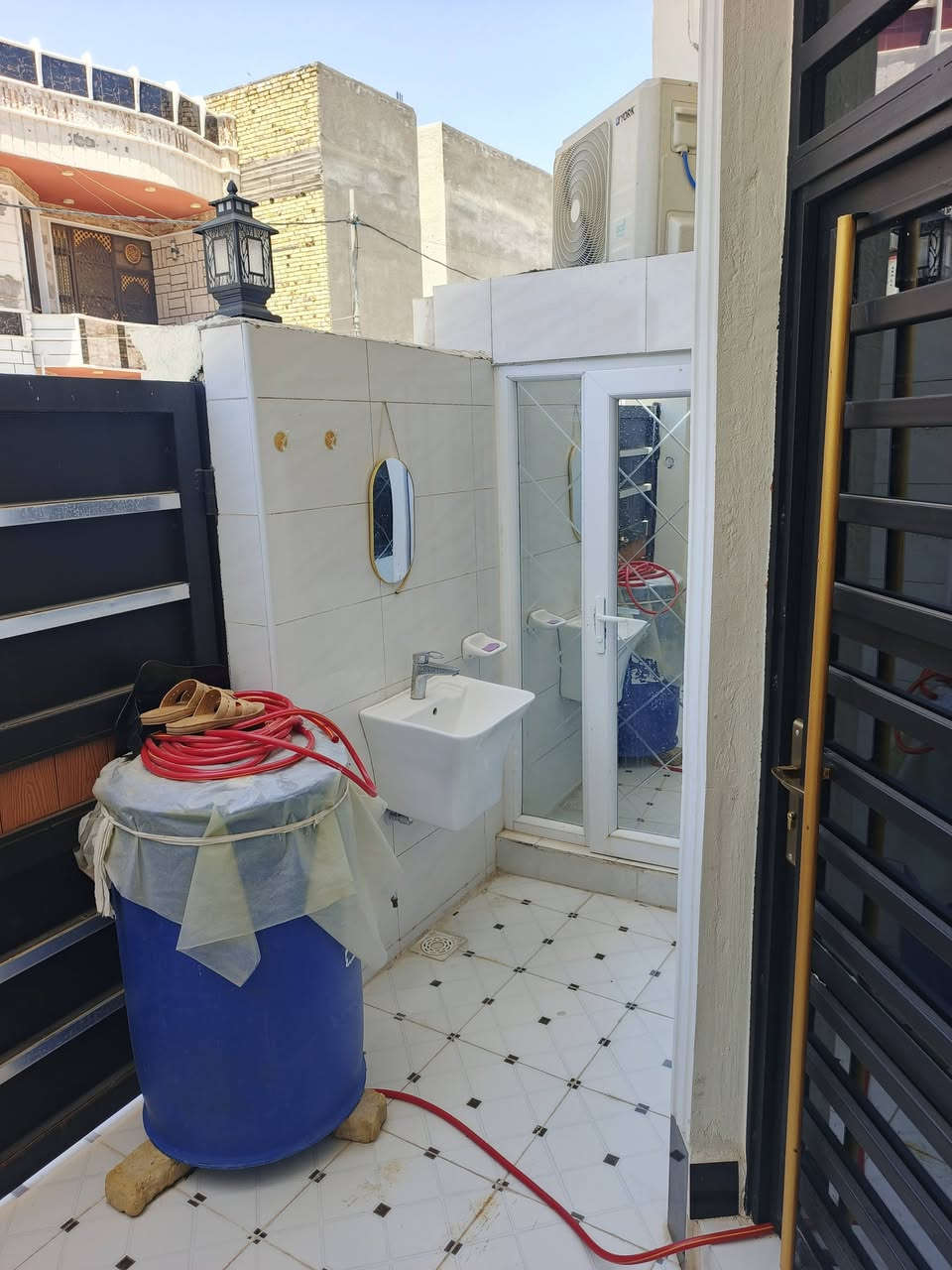 سلام عليكم بيت مساحه 100متر طابقين يحتوي البيت ثلاث غرف نوم وصحيات وبيت جاهز وبناء موديل 2026الاسفسار اكثر رقم الهاتف ‏‪***********‬‏
موقع البيت السياسين قرب مدرسة الروان وعرض الشارع 12
