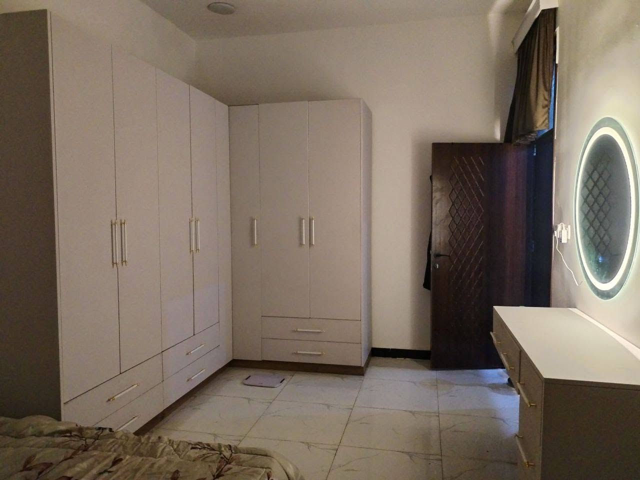 غرفه زاويه اخت الجديده 
مسويهة ب٣ ملايين يم شركة استقبال بالكراده سعر مناسب جدا مستعجل ع البيع 
٨٥٠ مو سعرهة بس مستعجل ع البيع 
*********** واتساب فقط 
مكان الدوره
