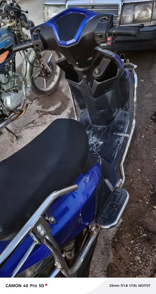 سلام عليكم دراجه سكنس شحن 6بطاريات ليثيوم موديل 25نضيفه بيه 3نمر وبك ترجع تجي وياه جنطه خلفيه للبيع ومراوس 
الاستفسار ***********
