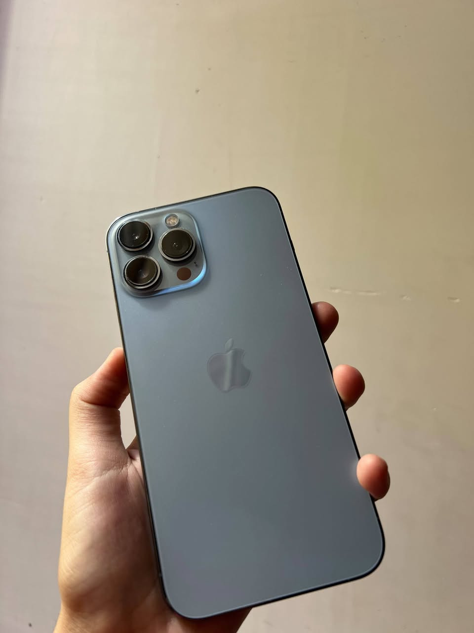 ايفون 13 pro max 
العدد 2
الاول : بطارية 78
الثاني:83
نظافه ومكفول من كل شي 
مابي زلخه نموذج M
ذاكره 256
اللون بحري
السعر 725 
***********
