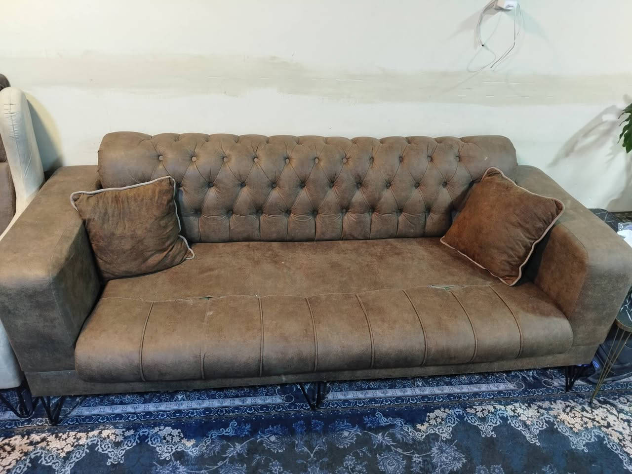 سلام عليكم قنفات للبيع تركي النوع كورنر تخم كامل جديد قبل 8اشهر اشتريتهن بمليون بيهن فقط خدوش مال بزونه سعر 550وببهن مجال الاتصال ***********
