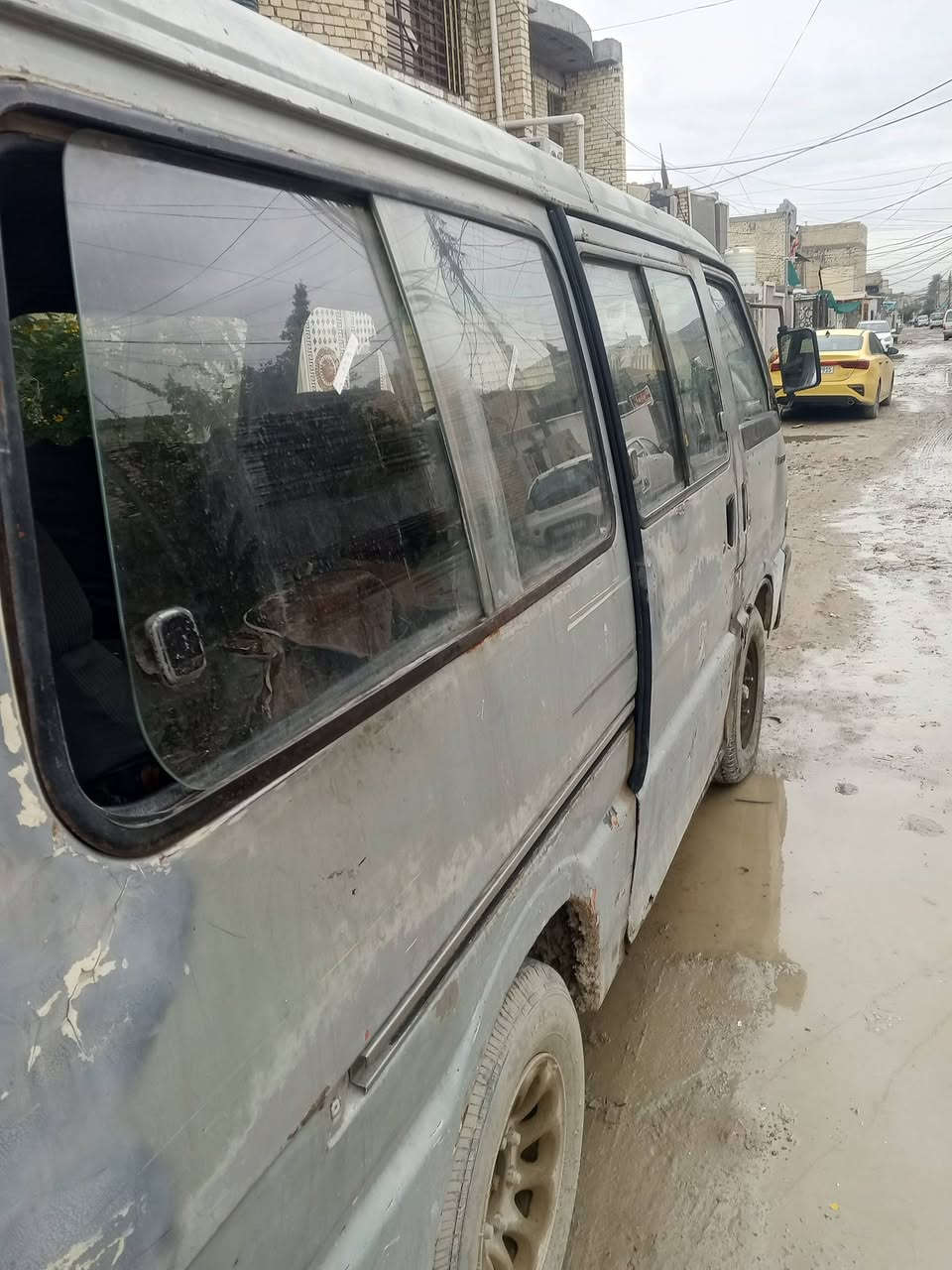 السلام عليكم سياره بستا للبيع جاهزة تجفيت جديد صار اسبوع بس الدهن يصعد قليل  وماشغلتهة ابيع كوم حديد وما اندل راعيها مكان السيارة بغداد السعر 12ورقة وهذا رقمي ***********
