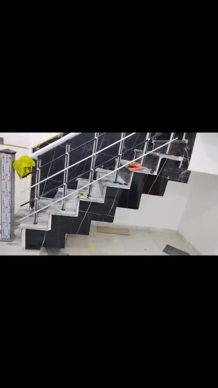 السلام عليكم
بيت ٧٥متر للبيع واجهة ٦م بناء حديث غير مسكون  طابقين يقع خلف كلية الفرابي شارع الجنابي عالتجاري شارع عرض ١٠م للاستفسار *********** او ***********
