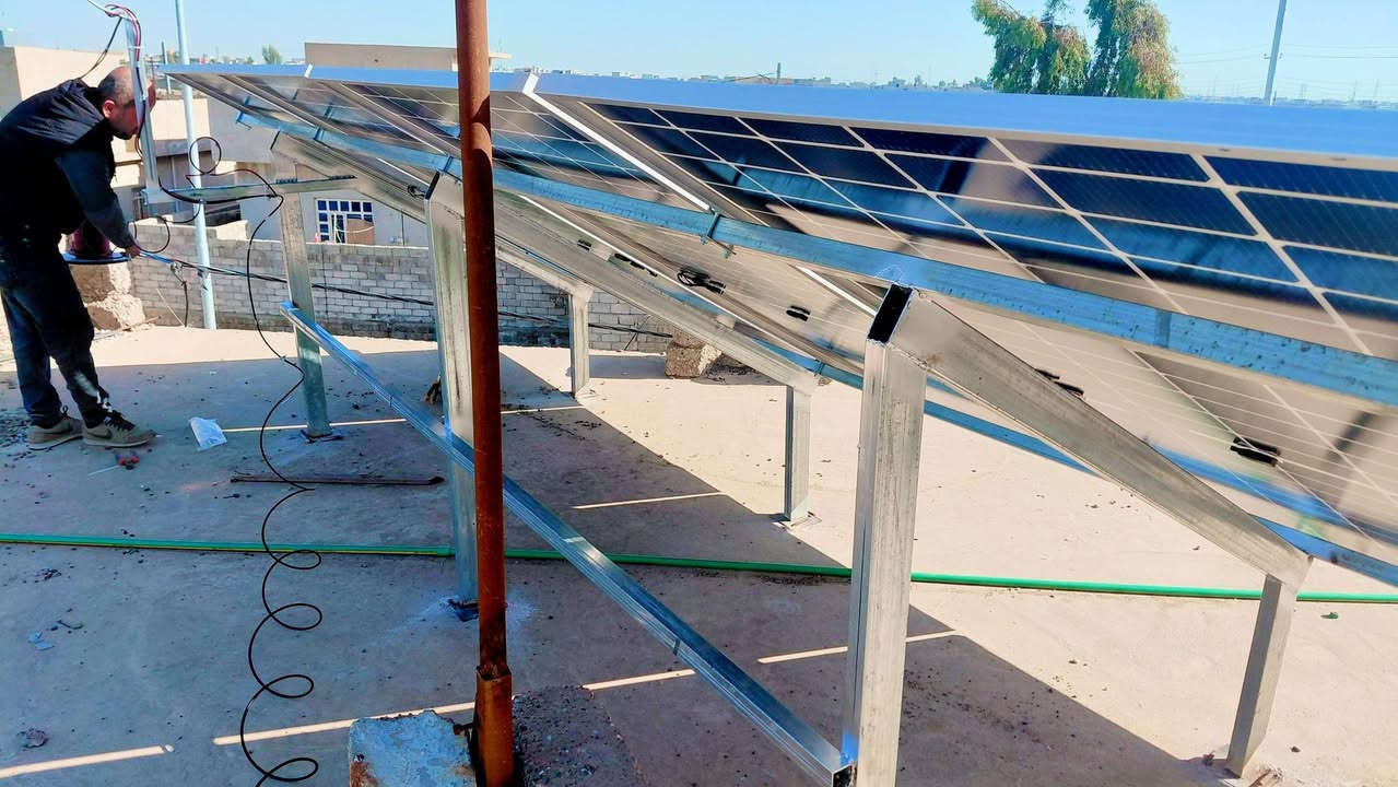 🔆 إنجاز نوعي جديد يُضاف إلى سجل النجاحات
📍 من موقع العمل – برطلة
🗓️ الاثنين 16 / 2 / 2026
في خطوة جديدة تعكس الريادة والاحتراف في مجال الطاقة المتجددة، يعلن مكتب روژ للطاقة الشمسية عن إكمال مشروع استراتيجي مميز تمثّل بـ تحويل مكتب علي ابو رسول  إلى منظومة طاقة شمسية متكاملة تعمل بكفاءة عالية واستقرار تام.
⚡ تم تنفيذ المشروع بسعة 8 أمبير نهاري و4 أمبير ليلي، لتوفير طاقة كهربائية مستقرة وآمنة على مدار الساعة، مع تقليل الاعتماد على الشبكة الوطنية والمولدات، وفق أعلى معايير الجودة والكفاءة والاستدامة البيئية.
🌞 يأتي هذا المشروع ضمن رؤية مكتب روژ الهادفة إلى نشر ثقافة الطاقة النظيفة، ودعم التحول الحقيقي نحو الطاقة المتجددة في إقليم كردستان والعراق عموماً.
🔧 مواصفات المنظومة المنفذة:
▪️ ألواح Allolla بقدرة 600 واط
▪️ عدد الألواح: 4 لوحاً
▪️ ضمان الألواح: 12 سنة
▪️ إنفرتر Motoma بقدرة 4 كيلوواط – ضمان 2 سنوات
▪️ بطاريتا تيوبلر بسعة 220  كيلوواط لكل بطارية – ضمان 1 سنة
✨ مشروع جديد يرسّخ الثقة… ويؤكد أن روژ ليست مجرد شركة، بل شريك حقيقي في الاستقرار الطاقي.
🔥 هل تفكر بتحويل منزلك أو مشروعك إلى طاقة مستقرة وموفّرة؟
مكتب روژ للطاقة الشمسية يقدّم لك حلولاً ذكية مصممة حسب احتياجك وبأحدث التقنيات العالمية.
📞 للتواصل والاستفسار:
👷‍♂️ مهندس قيدار
*********** – ***********
👤 سلام سلو
*********** – ***********
#طاقة_شمسية #مكتب_روژ_للطاقة_الشمسية #HighVoltage
#الاستدامة #طاقة_متجددة #روژ_تبدع
#أربيل #بعشيقة #هولير #العراق
