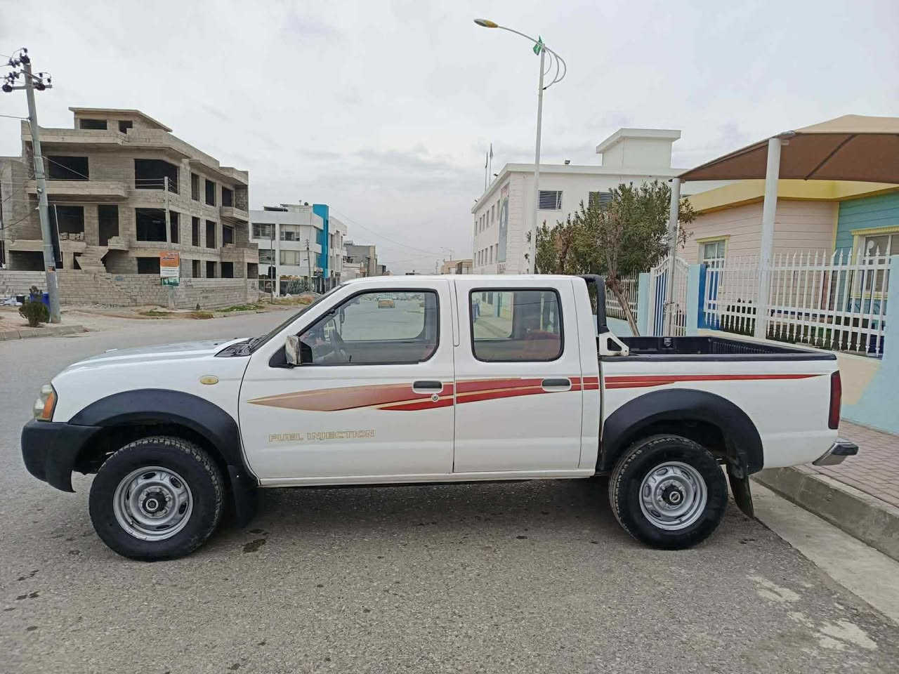 نیسان یابانی 2005،،،
دەبڵ ئەکسل،،ناوسور،،،
جام کارەبا،تەبریدوپاوەر
گێڕو مەکینەو دەبڵ ئەکسل وئەکسلی جائیزە،،حیزام بۆیاغە،،،
قرچێکی بچوکی هەیە،،،
سەقف وشانی بۆیاغ نی یە،،ماڵی کاسبی یە،،،
سعری(97)موعامەلە،،،
گۆڕینەوە ئەکەم،،،،
تێل بۆ خاوەنی بکەن هی من نیە 
***********
