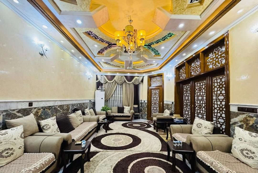 السلام عليكم 
دار مميز بناء VIP 
المساحة 288م طابقين  ( طابو صرف ) 
محتويات الدار 🔵 
4 غرف نوم - صاله كبيره - كلدور كبير - مطبخ حار + بارد - مجمع صحيات عدد 5 مع السويت  - مخزن مؤاد 2 - كراج - مناور 

الموقع 📍 
نادر الثانيه - شارع حسينية ال ياسين 

 للاستفسار عن أي عقار يتم نشرة
      مراسلة الصفحه او الاتصال على 
          *********** - عمار الربيعي 📞 
         *********** - فقار الجنابي 📞
