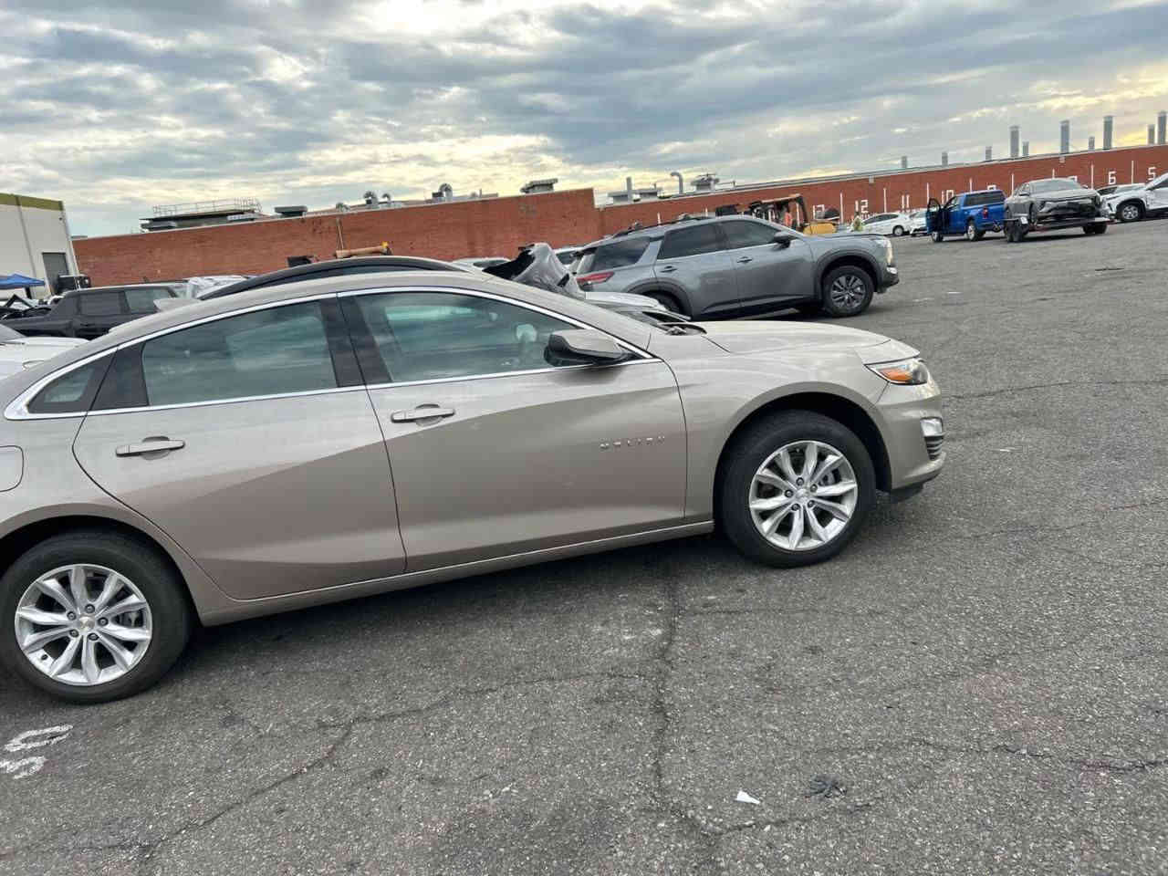 يالله.
سلام عليكم شوفرليت ماليبو 2024
1. مواصفات LT1
2. لون شباني 
3. ضرر سياره موضوح بصور 
4. سياره موعد وصله لدبي 2026/1/20
5. ماشيه. 30 mi
6. سعر 83 ورقه وبيه مجال بسيط 
7. رقم الهاتف. ***********/
زين ***********
الاستفسار اكثر راسل خاص واسف عل اطاله.
