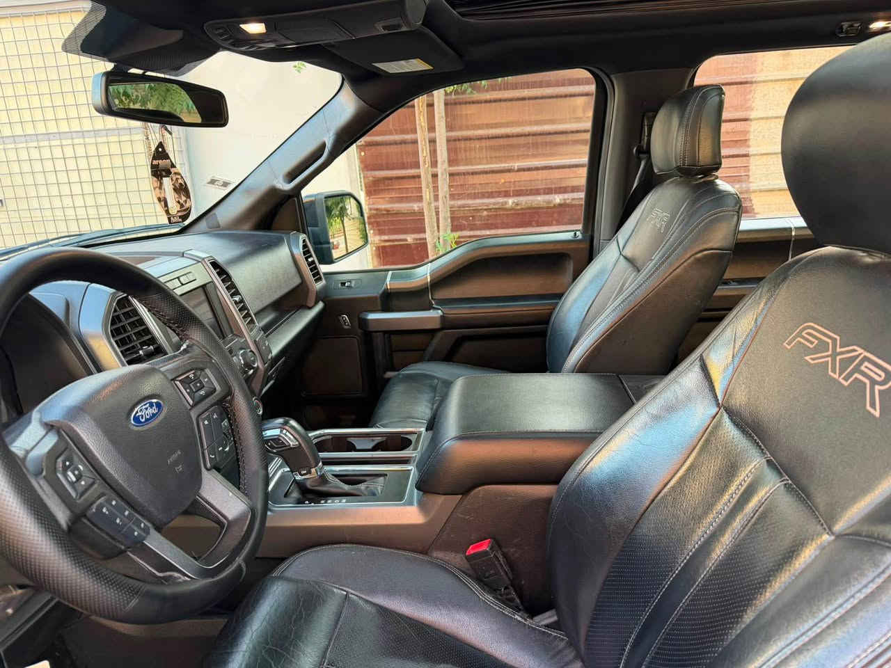 ‎
کوردی -عربی

🚘 فۆرد F-150 XLT (مۆدێل 2019) - بەشێوەی ڕاپتەر 🚘
فۆڕدێکی زۆر خاوێن، بۆ فرۆشتن!
🌟 تایبەتمەندییە سەرەکییەکان:
* مۆدێل: 2019
* ڕەنگ: ڕەش
* بۆدی: بۆدی کورت و دەرگا گەورە
* دیزاین: شکڵ ڕاپتەر (دەستکاریی ئەمریکا)
* کڵین تایتڵ (بێ بۆیاخ، بێ ساردی، بەشەرتی بێ کەموکوڕی)
⚙️گێرو مەکینە و مەکینە:
* مەکینە: 2.7 لتر (6 پیستۆن) دووانە تۆربۆ (دبڵ تۆربۆ) — گێرو مەکینەی نەکراوەتەوە بەشەرت
* ڕۆشتووی: 152,000 کم
* ڕەقەم: هەولێر بە ناو خۆمەوەیە
* سیستەمی لێخوڕین: دەبڵ ئەیكسڵ (4x4)
* مۆدی لێخوڕین: 5 مۆدی جیاوازی لێخوڕین
‎🛋️ دیزاینی ناوەوە و ئاسوودەیی:
* گێر: لە ئەرز
* سەقف: پانۆراما
* کوشن: جڵد
* کارپێکردن: شەغاڵ (داگیرساندن لە دوورەوە)
‎📦 زیادکراوەکان:
* قباغی بۆدی و ناوبۆدی لەسەرە
‎📞 پەیوەندی کردن:
* ژمارەی مۆبایل / واتساپ: ***********

نرخ :  ٢٧٠ $

تێبینی: ئۆتۆمبێلەکە زۆر خاوێنە و هیج خەرجییەکی تێدا نییە. بۆ زانیاری زیاتر یان بینینی ئۆتۆمبێلەکە پەیوەندیب بکە  یان لە واتساپ.

🚘 فورد F-150 XLT (موديل 2019) - شكل رابتر 🚘
فورد نظيفة جداً وبأعلى المواصفات، للبيع!
🌟 المواصفات الأساسية:
 الموديل: 2019
 اللون: أسود
 البودي: بودي قصير وباب طويل 
 التعديل: شكل رابتر (تعديل أمريكا)
 التقرير: كلين تايتل (بدون صبغ، بدون تعديل بارد، بشرط السلامة من أي عيب)
⚙️ المحرك والمكانيك:
 المحرك: 2.7 لتر (6 سلندر) دبل توربو — الجير والمحرك بشرط عدم الفتح
 المسافة المقطوعة: 152,000 كم
 الرقم: أربيل (باسم صاحب السيارة)
 نظام الدفع: دبل أكسل (4x4)
 أنماط القيادة: 5 وضعيات قيادة مختلفة
🛋️ المقصورة والراحة:
 الجير: أرضي
 السقف: بانوراما
 المقاعد: جلد
 التشغيل: عن بُعد (شغال)
📦 الإضافات:
 غطاء حوض (بادي) مع تلبيسة الحوض الداخلية موجودة

السعر: ٢٧٠ $
📞 للتواصل:
 رقم الهاتف / واتساب: ⁠*********** شمشمل, السليمانية
