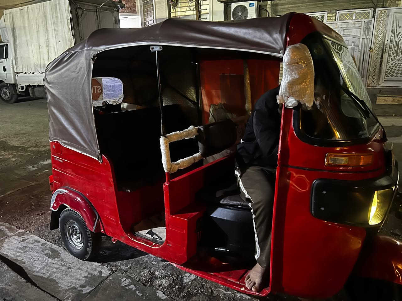 سلام عليكم تكتك 18 رقم صلاح الدين مشروع وطني مكينه وكير خير من الله عوزه ترتيب سلف ميشتغل كهربايته كله شغاله مكاني بلديات باسمي التكتك تحويل ثاني يوم سعر 4600 / ***********
