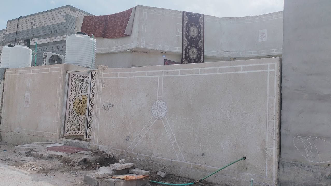 بسم الله الرحمن الرحيم (بيت للبيع مساحه 200م). وقف سني مسجل بيت كامل ديوان 8/في4. )صاله8/غرف 2/+صحياته خارجيه وداخيله
منطقه حلوه مرتبه سواق مدارس حكوميه+ أهليه
وكافته الخدماته موجوده العنوان والرقم 
‏‪0782 993 6302‬‏ السعر خاصه ومناسب حياكم الله الشرايه

في منطقه ام نعاج مقابل 
السجن المركزي حمدان
