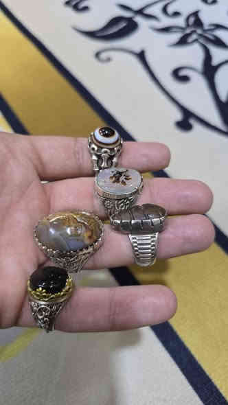 كلهن اصليات وصياغات يدوية وبيهن قديم مالت جناي كل محبس وسعره  مكاني نجف ***********
