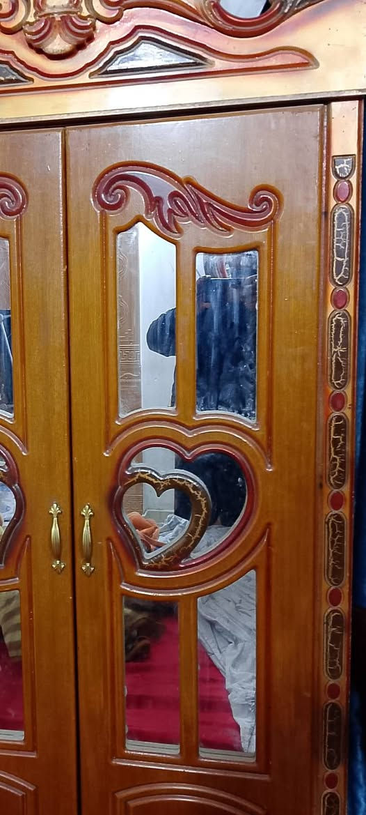 غرفه نوم للبيع نقص بيه باب الكنتور مكسور 

سعر 250 وبيه مجال مكلف بل نشر 

       ***********
