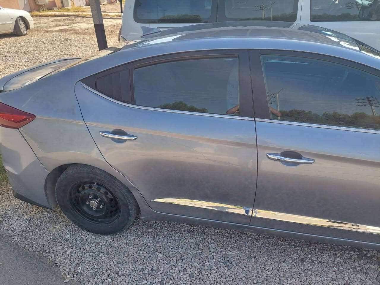 السلام عليكم اخوان اني مكلف بنشر الانتره موديل ١٧ للبيع سعرها ١٠٥ بيه ٣  قطع صبغ ونفسهن جارداد مكانه سياره بغداد الحسنيه مآل راشديه *********** الإستفسار عله رقم اخوان
