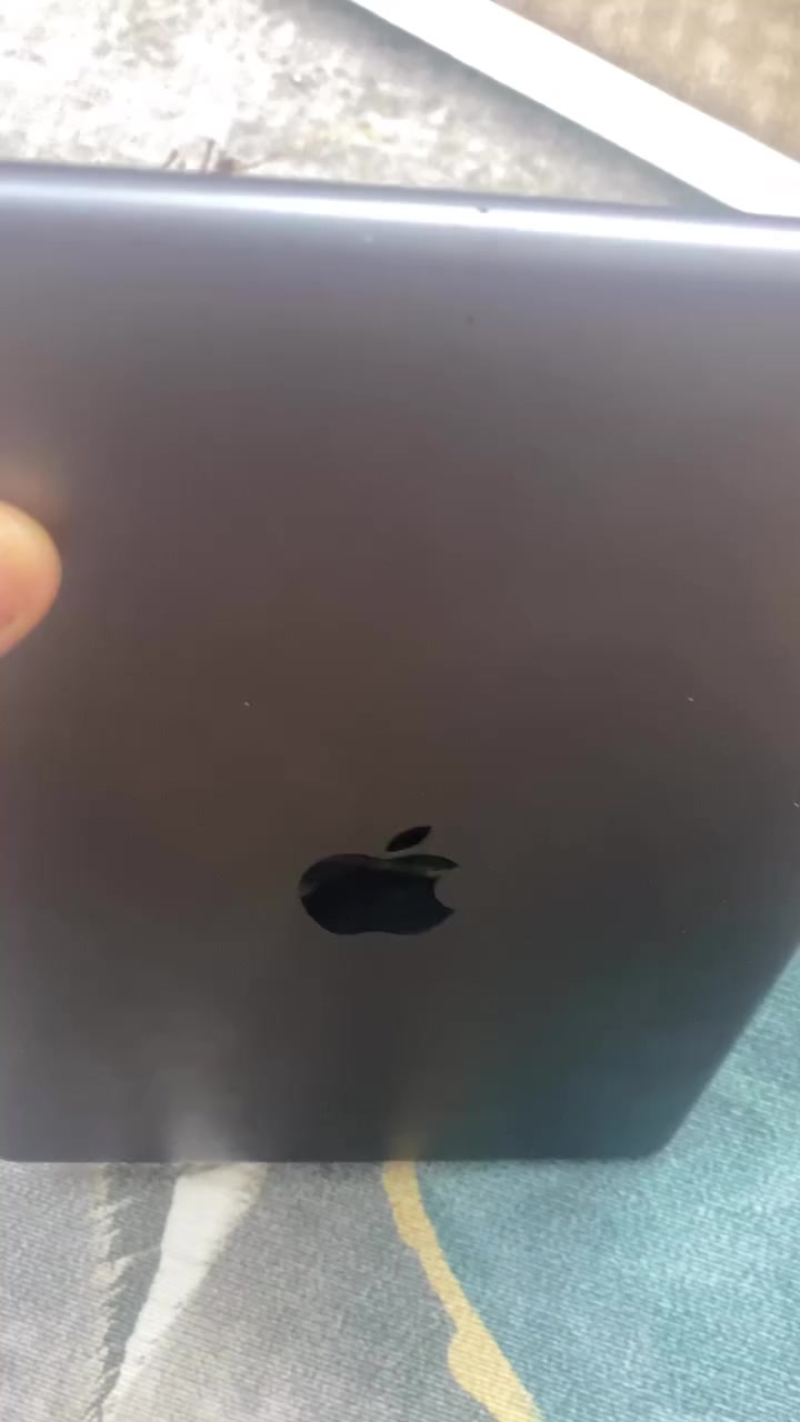 ايباد 9 
بطاريه 87
ذاكره 64
بي كم ضربه بالشاصي ومايأثرن علي وهسه 
اشتريته من جنت سادس وهسه ما احتاجه 
يعني اقل من تسع اشهر مستخدمه 
مامبدل بي ايشي والشاشه مابيها ولا خدش
الاداء كلش حلو ومابي اي تكطيع او يشكل 
السعر ب 230
مكاني بغداد
وكارتونته الحجيه شامرتها بالغلط من شلنا لغير بيت


**إذا كنت صاحب هذا الإعلان وتريد حذفه لأي سبب، رجاءا أرسل رسالة إلى الدعم الفني**