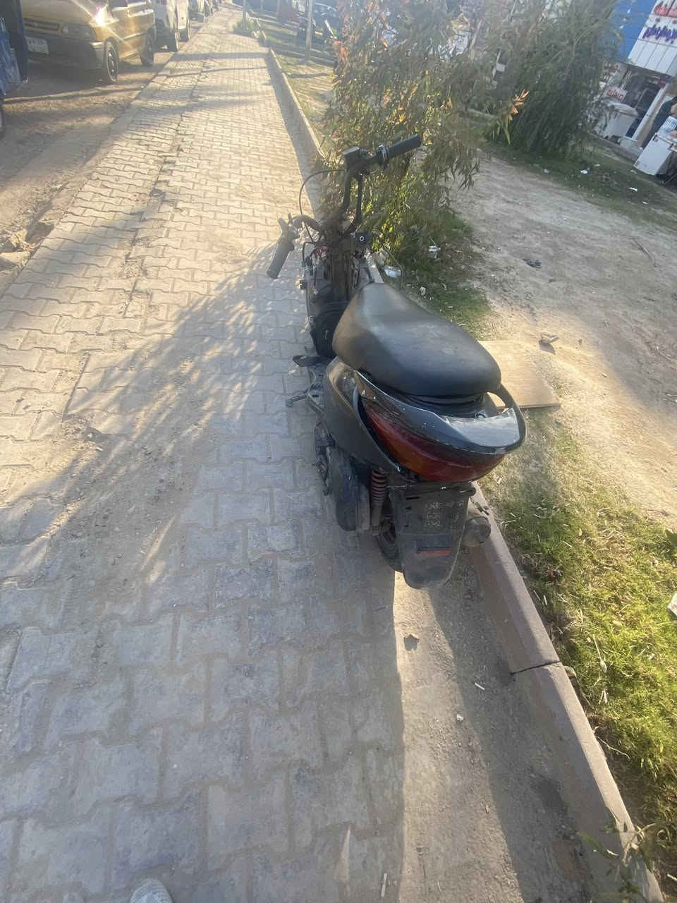 سلام عليكم
دراجة اكزز ببغاء يحتاجلها شاصي مكينه نضيفه ناعمة 
السعر ٣٠٠
مكاني بغداد الحرية الاولى
رقمي ***********
