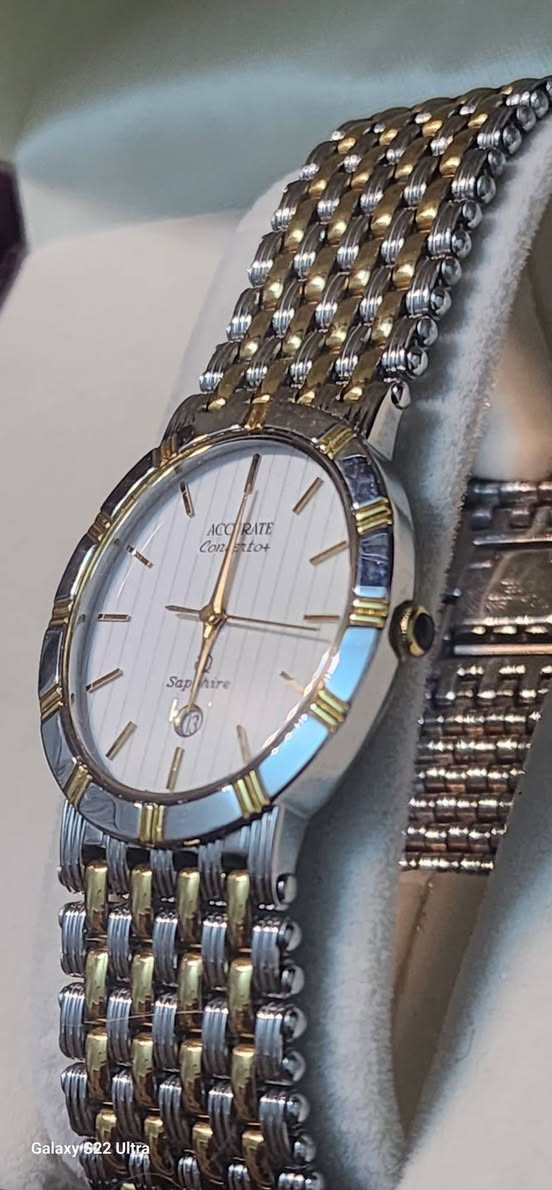 العنوان: للباحثين عن الأناقة السويسرية الخالدة.. ساعة ACCURATE الجديدة
​الوصف:
أعرض لكم تحفة فنية من دار الساعات السويسرية العريقة ACCURATE. ساعة تجمع بين الدقة المتناهية والتصميم الكلاسيكي الفاخر، مناسبة جداً للمناسبات الرسمية ولمحبي التميز.
​المنشأ: سويسرية الصنع بالكامل (Swiss Made).
​الحالة: جديدة تماماً (Brand New) لم تُلبس قط، مع علبتها الأصلية الفاخرة.
​التصميم: ميناء أبيض صدفي نقي مع عقارب ومؤشرات ذهبية أنيقة، وإطار "توجيهي" مذهب يضفي لمسة من الفخامة.
​السوار: مزيج رائع بين الفولاذ المقاوم للصدأ والذهب (Two-Tone)، بتصميم مريح وراقي جداً على المعصم.
​المميزات: تحتوي على نافذة لعرض التاريخ عند الرقم 6، مما يزيد من عمليتها وأناقتها.
​كلمة للبائع: الساعة قطعة "نادرة" وتعتبر استثماراً مثالياً لمحبي الماركات السويسرية التي تجمع بين الجودة والسعر المنافس.


**إذا كنت صاحب هذا الإعلان وتريد حذفه لأي سبب، رجاءا أرسل رسالة إلى الدعم الفني**