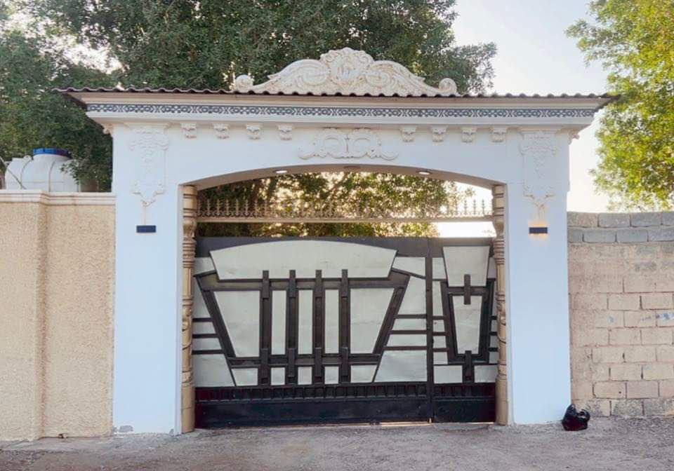 السلام عليكم
مزرعة للبيع       زراعي سند 117

المساحه 2250 متر / طول 125 متر / العرض 18متر /  
الموقع بغداد حي الانتصار قرب مجاور  الراشدية
بناء 550 متر /  متكون البناء من بيتين ممكن فرزهن كل بيت مساحتة 275 متر 
تفاصيل البناء / صاله عدد 2 /مطبخ 2 / استقبال 2 / حمام7 / غرف نوم 8 /
حديقه 600 متر 
+ قطعه خلف البناء فارغه مساحتها 500 متر  
 + كراج 200 متر + مشتمل 

للاستفسار عن معلومات  او السعر 

***********
