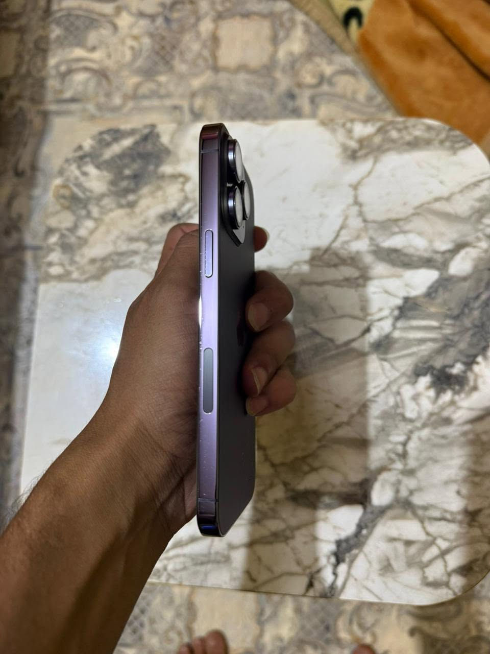 سلام عليكم شباب للبيع أيفون 14 برو ماكس أمريكي كفاله عامه عده ضهره مكسور بطاريه 91 كلش جديد محتاج واريد أبيعه مكاني بصره حي المهندسين رقم تلفوني ***********
